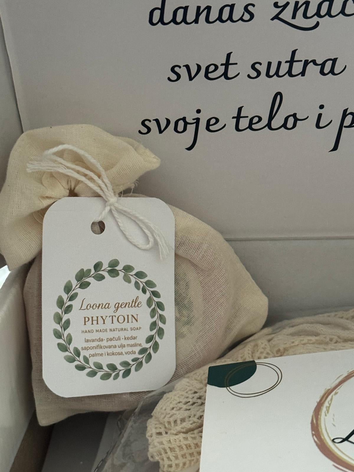 Prirodni sapun sa maslinovim, kokosovim i palminim uljem visokog kvaliteta