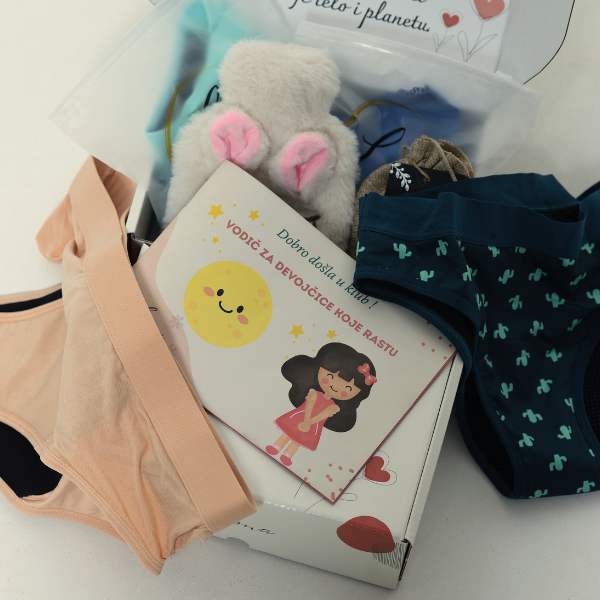 Menstrualni boks za devojčice - troje gaćica