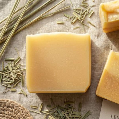Prirodni sapun sa maslinovim, kokosovim i palminim uljem visokog kvaliteta